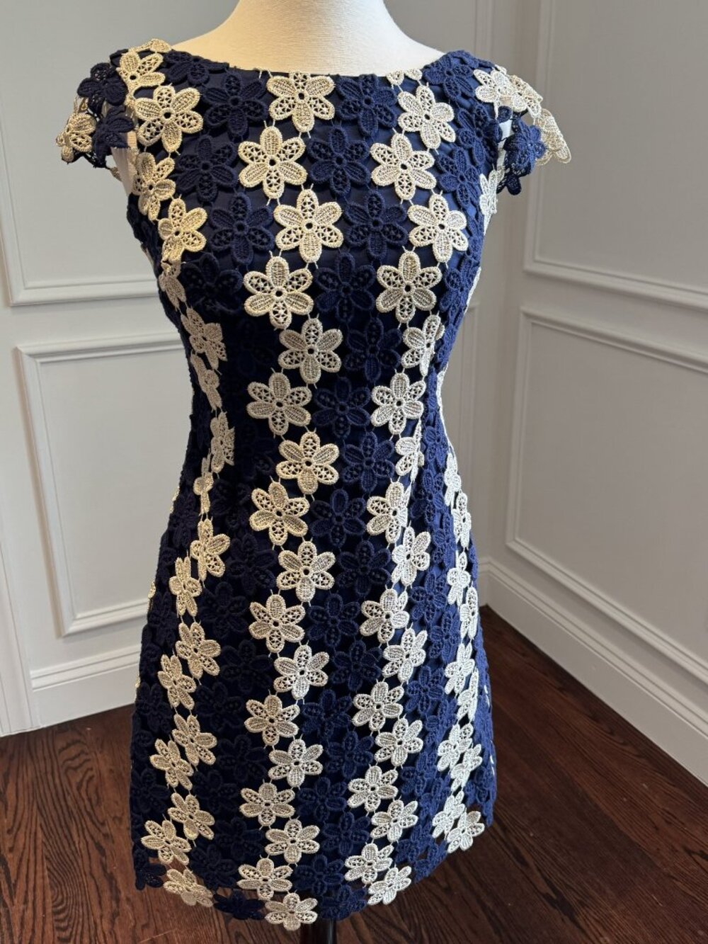 Lilly Pulitzer Navy/Gold Metallic Crochet Floral Lace Dress - Size 00
